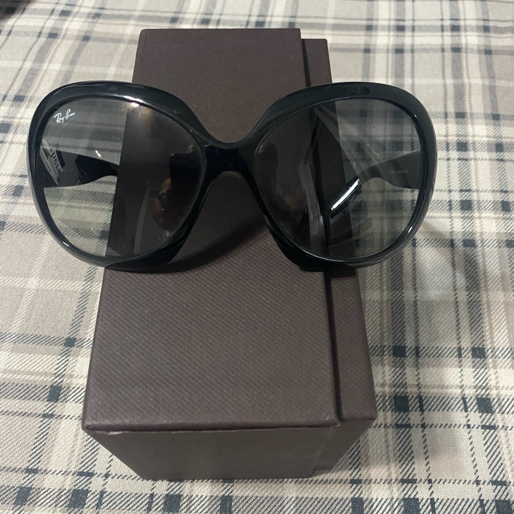 Woman’s rayban sunglasses black ,used but in mint conditionn (AUTHENTIC)